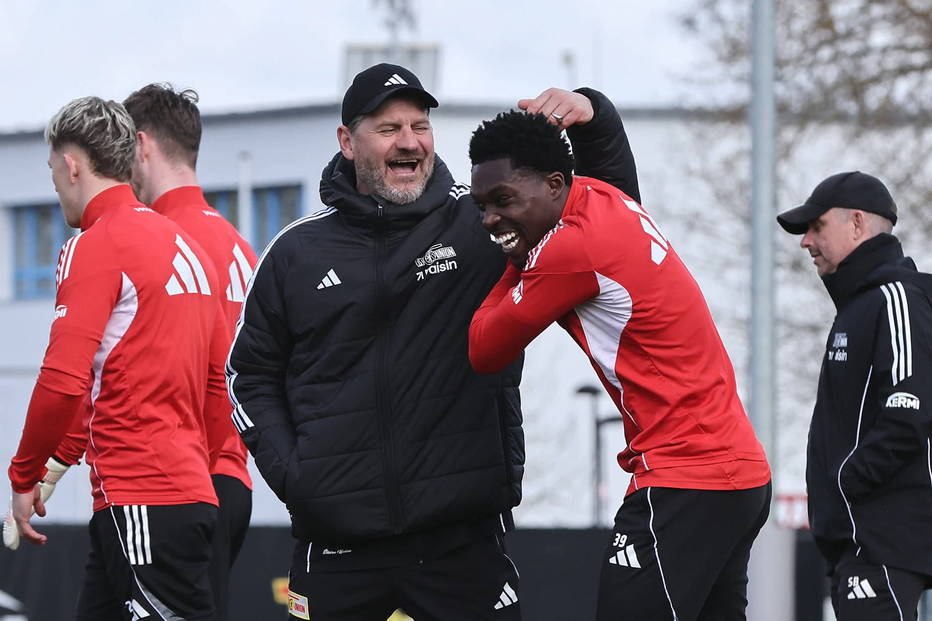 Da war die Welt noch in Ordnung: Steffen Baumgart (l.) und Derrick Köhn spaßen im Training.