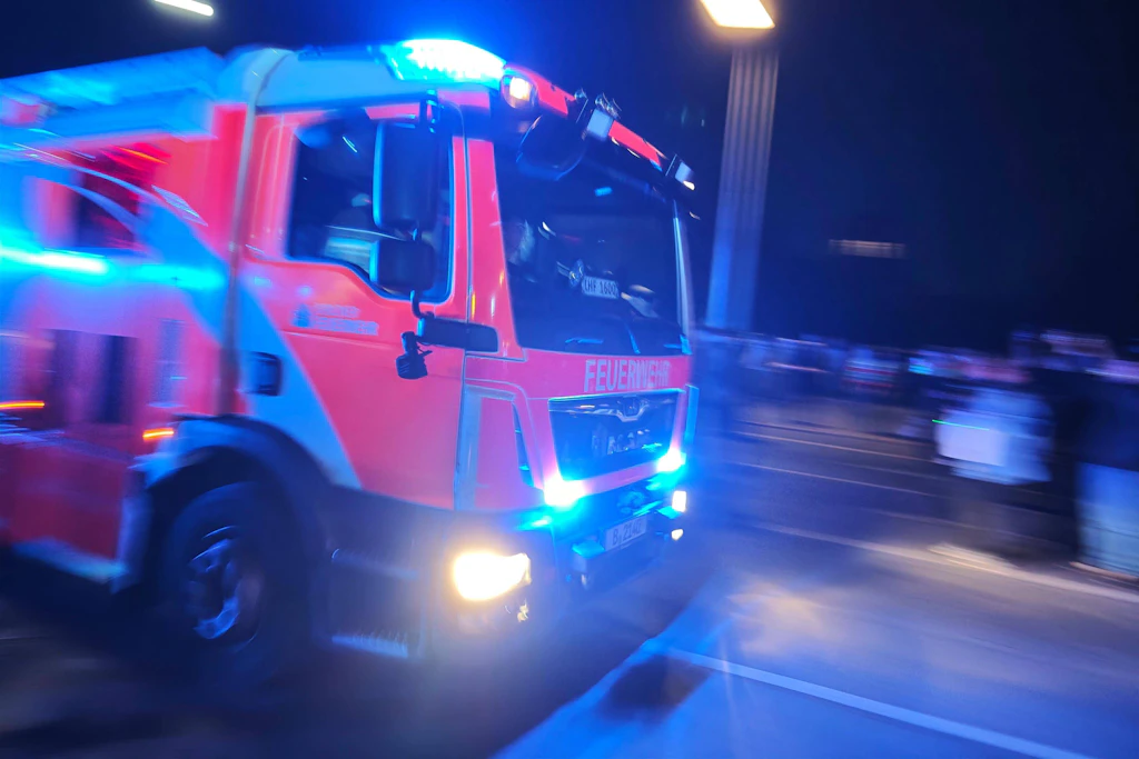 Ersthelfer konnten den schwer verletzten Mann zum Glück leicht aus seinem Wagen befreien.