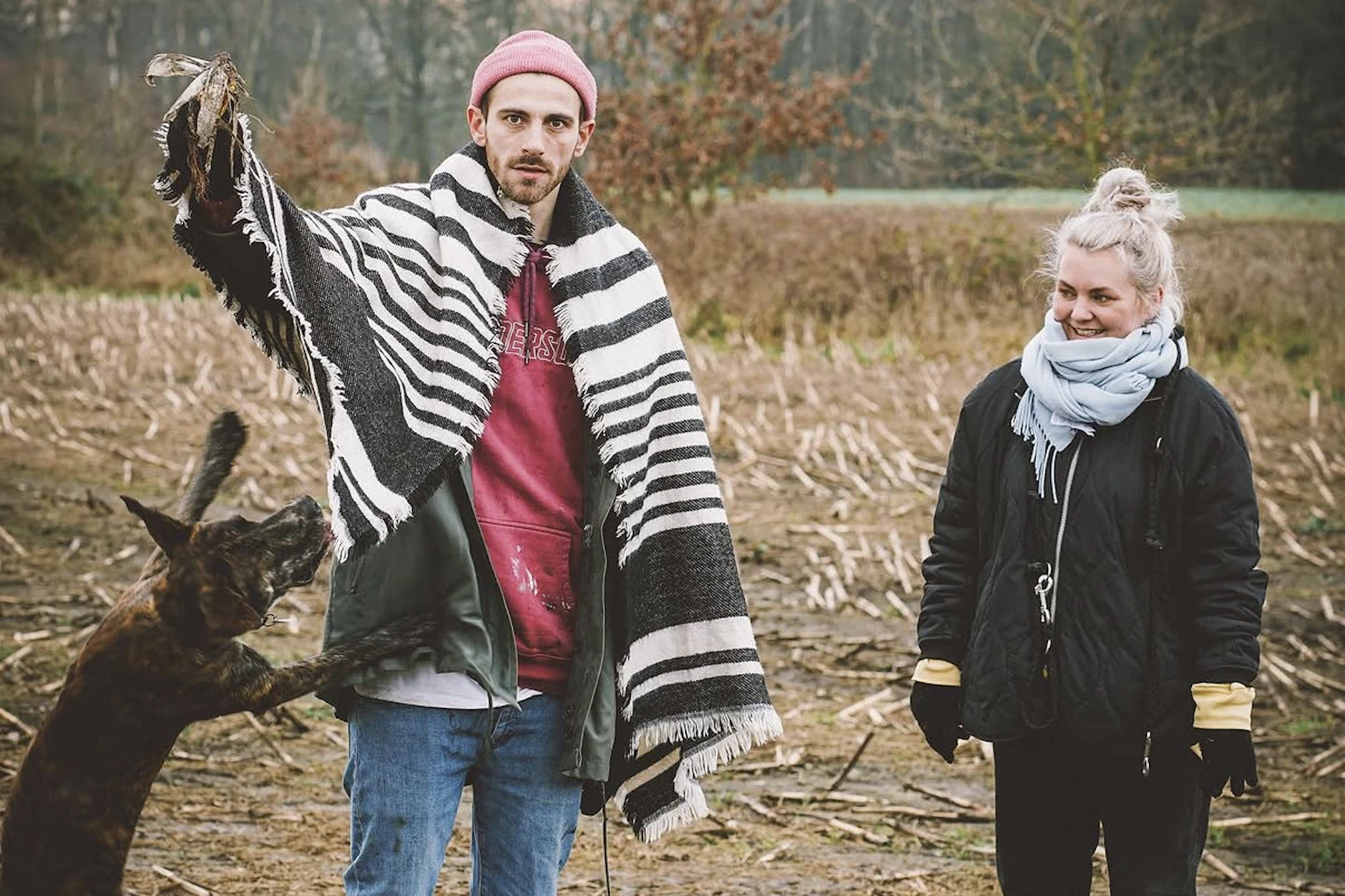 Fynn und Franzi mit ihrem gemeinsamen Hund Giuseppe Anfang 2021.