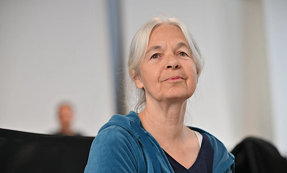 Die Angeklagte Daniela Klette sitzt in dem provisorischen Gerichtssaal des Landgerichts Verden in Verden-Eitze.