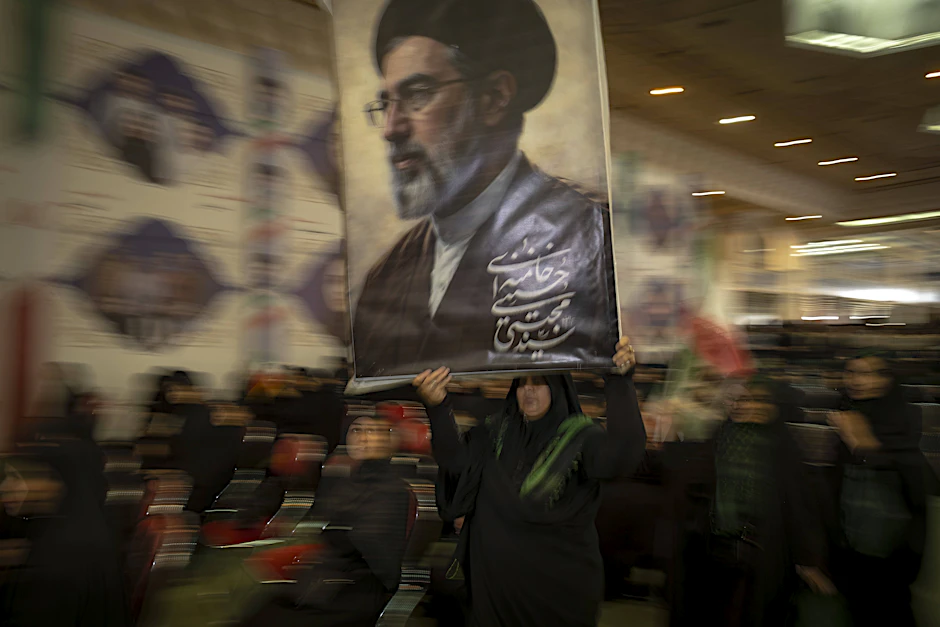 Porträt des obersten Führers des Iran, Ayatollah Modschtaba Chamenei, während einer Gedenkfeier für iranischeZivilisten und Militärangehörige