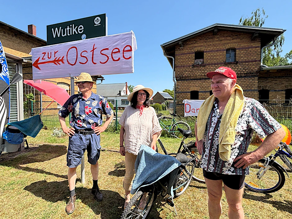 Demo auf dem Bahnsteig: Mario Achsnick (l.) und Mitstreiter demonstrieren für den Ausbau Neustadt (Dosse)–Güstrow.