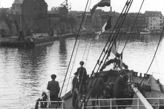 Nach wohlgelungener Tauffahrt kehrt die „Vorwärts“ in den Hafen von Stralsund zurück.