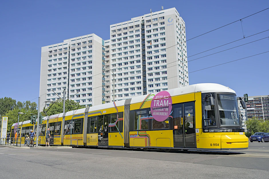 Eine Tram an der Allee der Kosmonauten in Marzahn