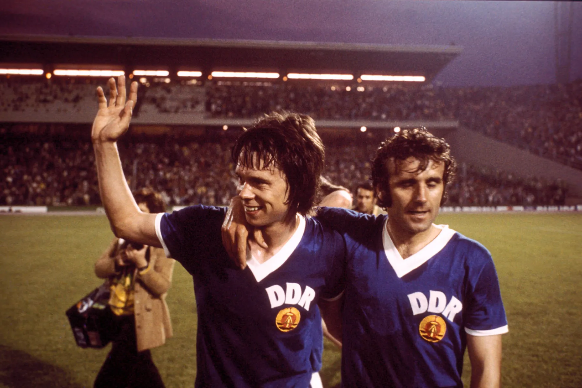 Das goldene Duo der DDR: Erich Hamann (r.) bereitet bei der WM 1974 das legendäre Tor von Jürgen Sparwasser im Spiel gegen die Bundesrepublik vor.