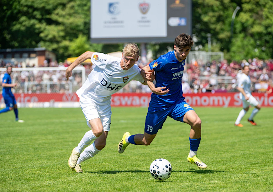 BFC Dynamo, hier mit Joey Breitfeld (l.) und VSG Altglienicke, hier Mehmet Ibrahimi, spielen in der Regionalliga Nordost.