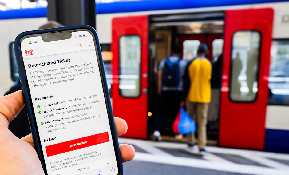 Auszubildende bezahlen für das Deutschlandticket ab Juli gleich viel wie Studenten.