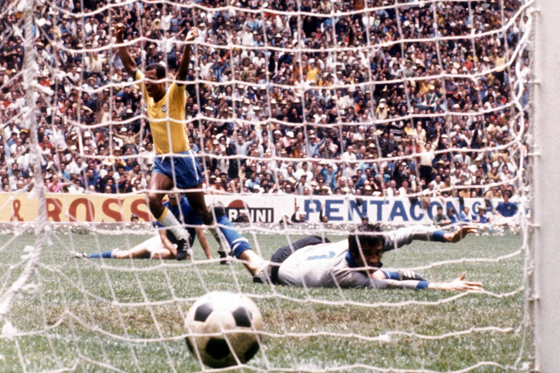 Brasiliens Jairzinho trifft beim WM-Finale in Mexiko zum 3:1 gegen Italien. Im Hintergrund eine Werbebande von Pentacon.
