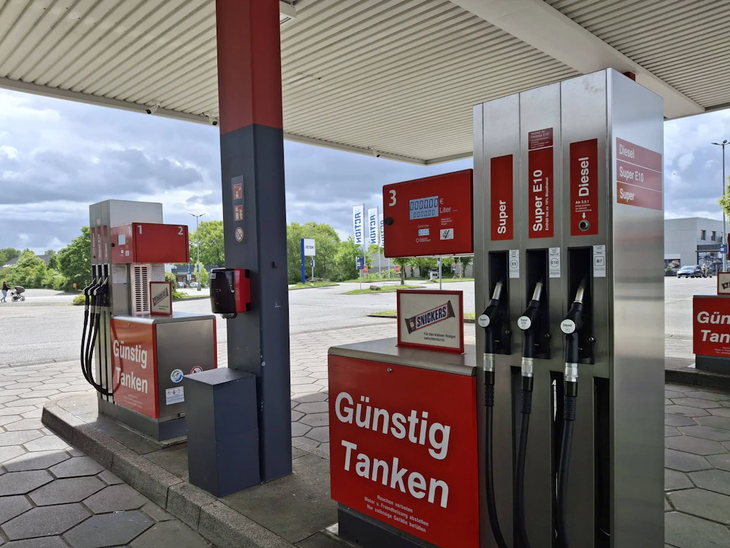 Spritpreise sollten stärker fallen: ADAC kritisiert Mineralölkonzerne