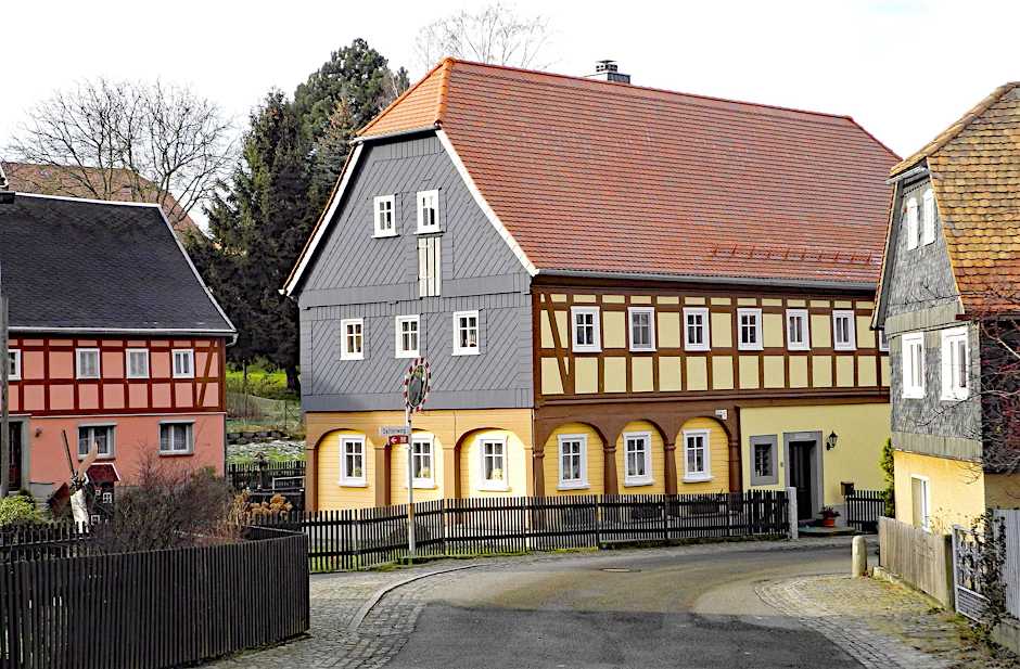 Hochburg der Umgebindehäuser in der Lausitz: Insgesamt 250 dieser historischen Gebäude gibt es im Denkmalort Obercunnersdorf.