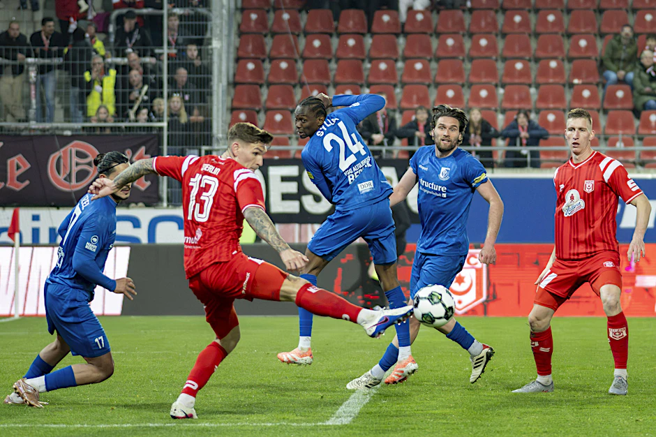 VSG Altglienicke (in Blau) beim Halleschen FC: Die Berliner Mannschaft beendete die Saison der Regionalliga Nordost auf Rang fünf.