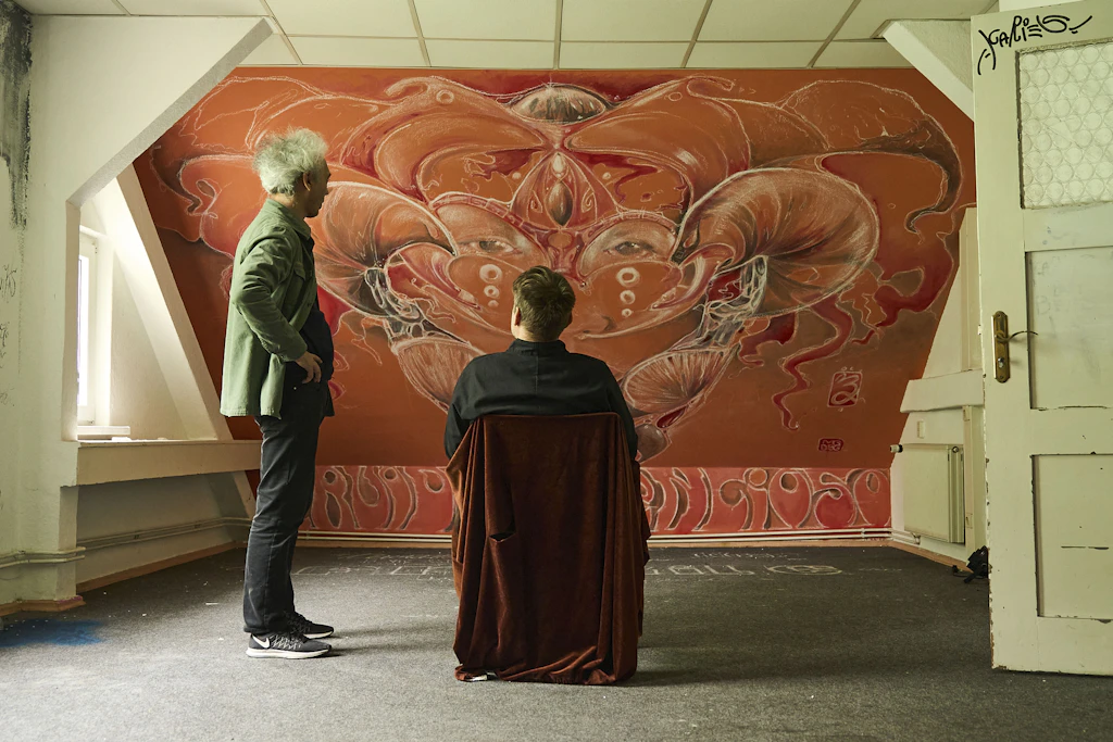 Zwischen Streetart, Lichtkunst und improvisierten Räumen gestalten Martin Gerth und Devon Miles den Hyperraum in Magdeburg immer wieder neu – ein wandelnder Experimentierraum für Kunst.