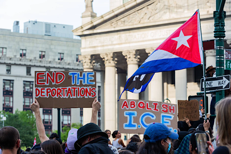 In New York protestierten Menschen am 10. Juni 2025 gegen Abschiebungen durch die US-Einwanderungsbehörde ICE.