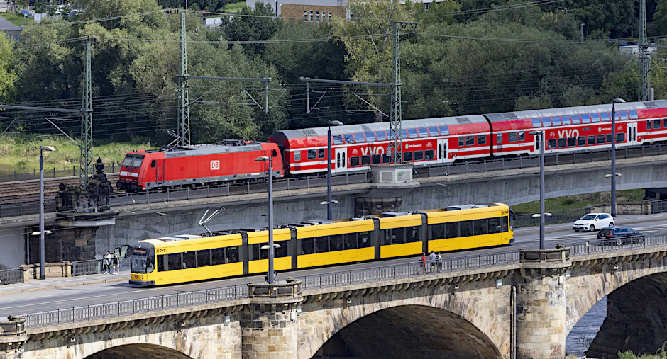 Straßenbahn und Autos teilen sich auf der Marienbrücke (im Vordergrund) eine Spur. Das bleibt auch so