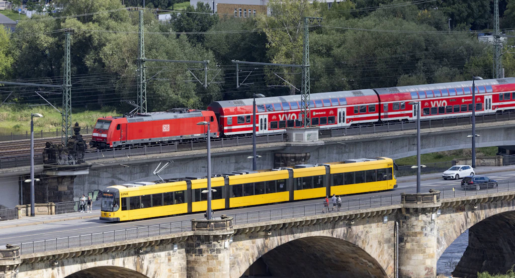 Oberbürgermeister Hilbert schreitet ein: Dresdner Marienbrücke behält alle Autospuren