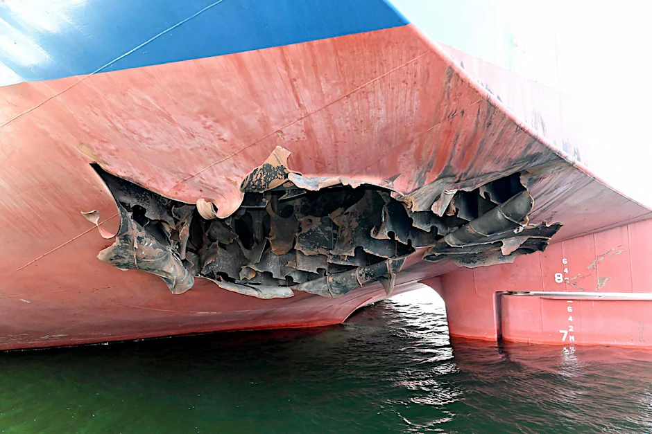 Schäden sind am südkoreanischen Schiff HMM Namu zu sehen.
