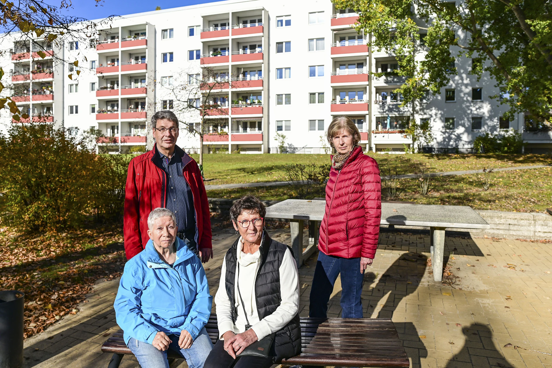 Hier sollen Innenhöfe für Neubauten weichen: Mieter wehren sich. Bärbel Olsohn, Hella Bruns und Ehepaar Birgit und Dietmar Stengel.