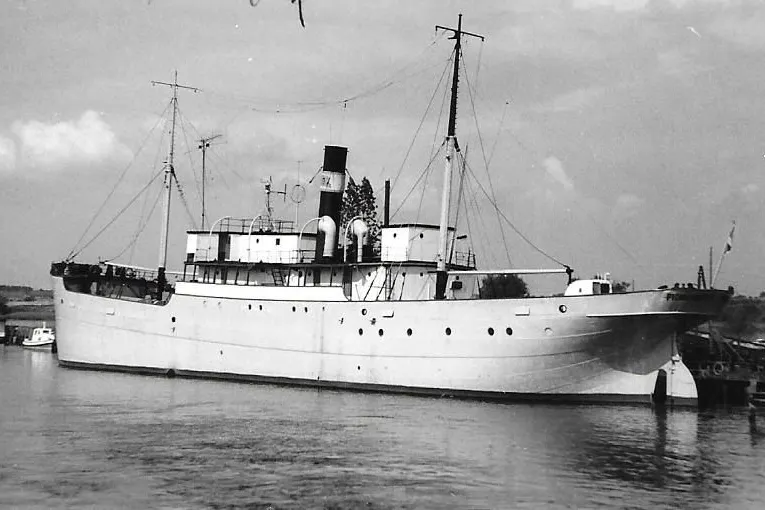 Das Schiff „Vorwärts“ an seinem alten Liegeplatz am Mühlendamm in Rostock
