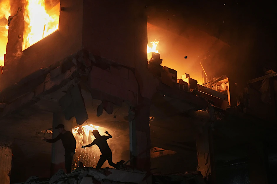 Gaza-Stadt: Palästinenser fliehen vor einem Feuer nach einem israelischen Angriff auf ein Haus im Stadtteil Rimal (Archivbild).