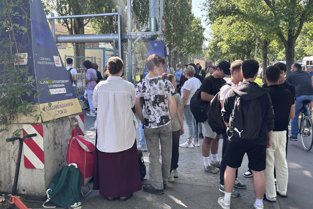 Ukrainische Flüchtlinge, die in der dortigen Container-Unterkunft wohnen, warten auf das Ende des Einsatzes.