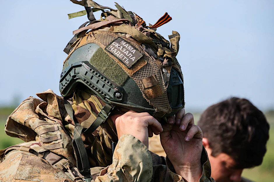 Ein russischer Soldat richtet seinen Helm während einer Militärübung.