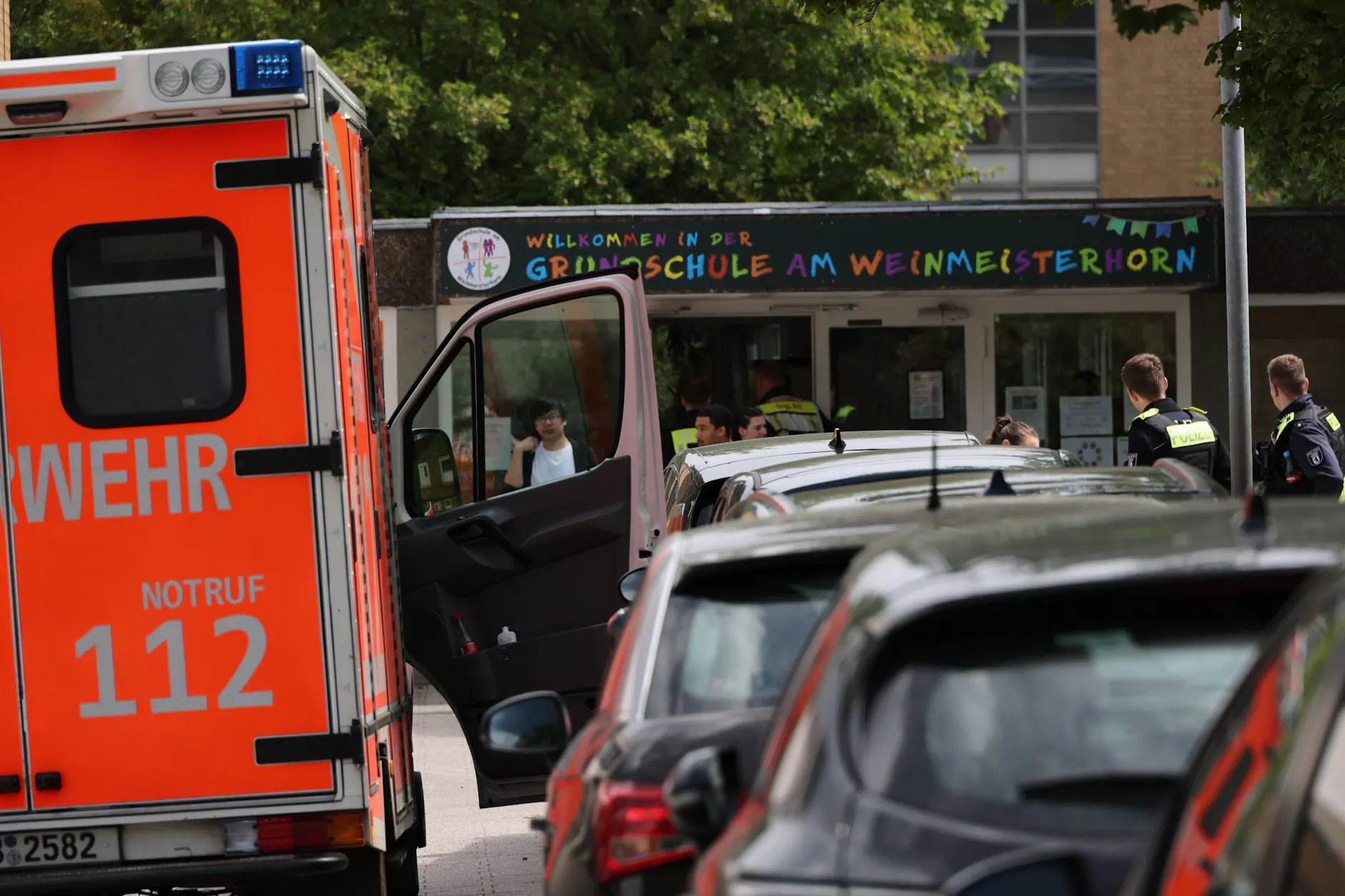In der Grundschule am Weinmeisterhorn wurde Max schwer verletzt. Ein Großaufgebot an Helfern war vor Ort.