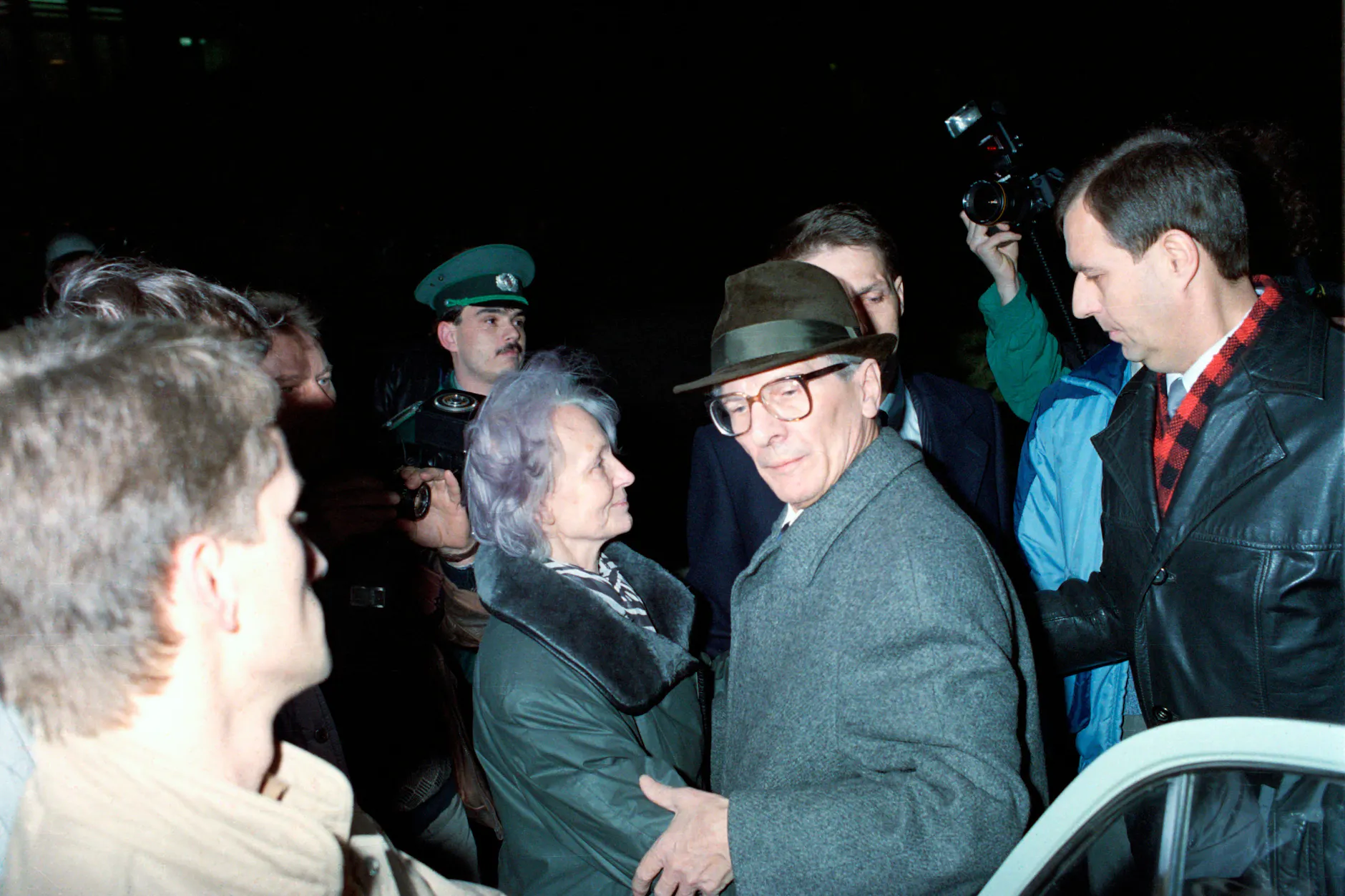 Abschied von Margot: Im Januar 1990 wird Erich Honecker in der Noch-DDR vor der Charitè vorübergehend verhaftet.
