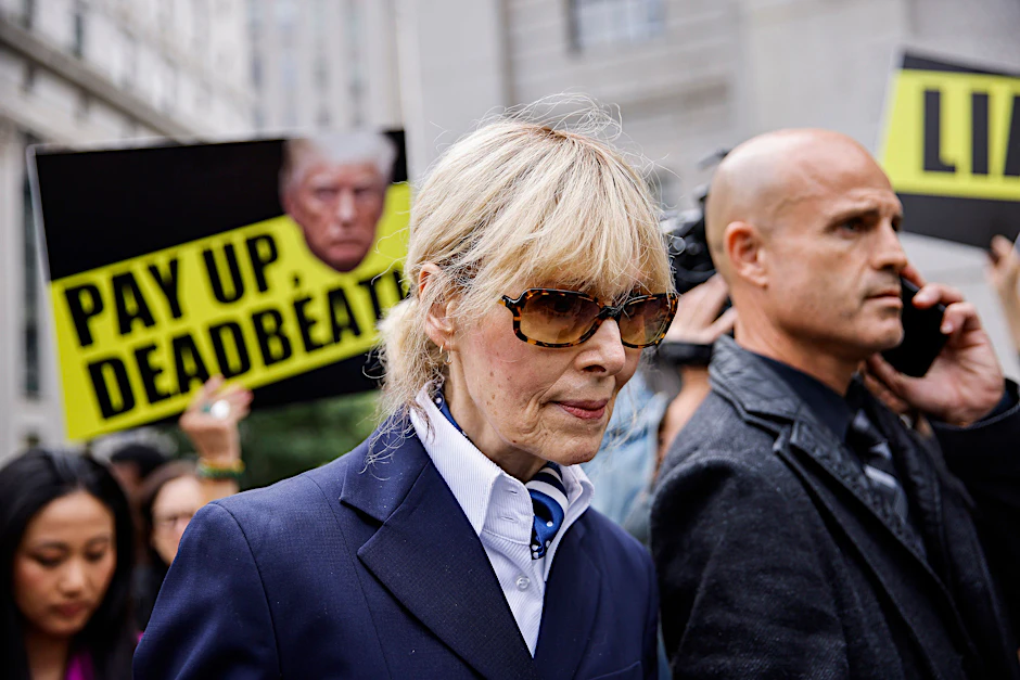 Autorin E. Jean Carroll (M) verlässt im September 2024 das New Yorker Bundesgericht, nachdem der ehemalige US-Präsident Donald Trump vor Gericht erschienen ist.