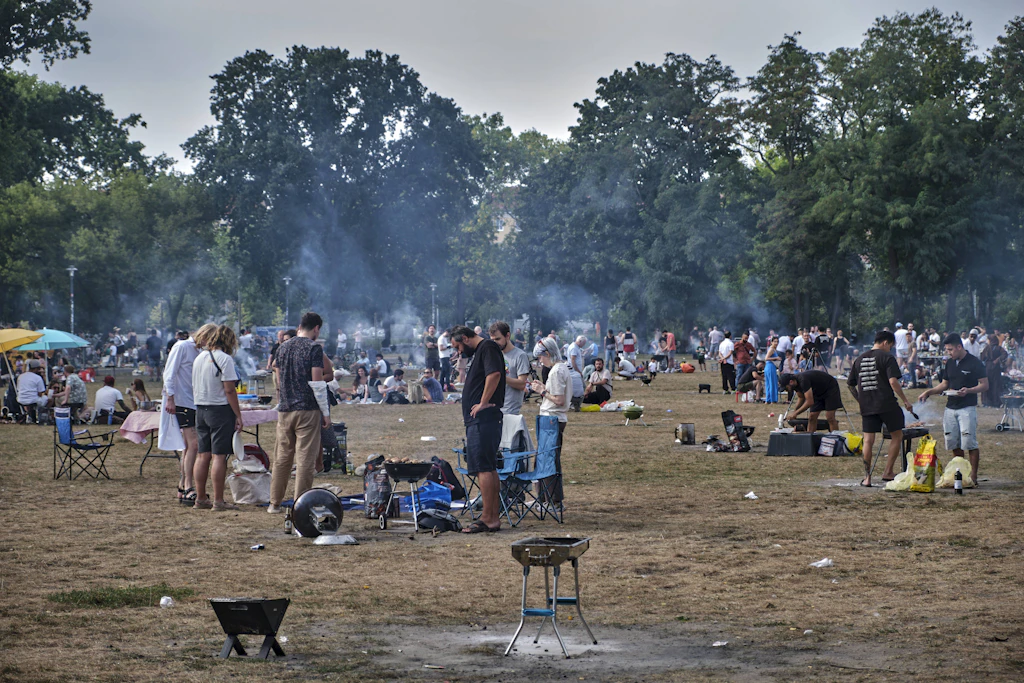 Die Grillfläche im Volkspark Friedrichshain gehört zu den beliebtesten in Berlin. 46 Grillplätze befinden sich hier. Offiziell.