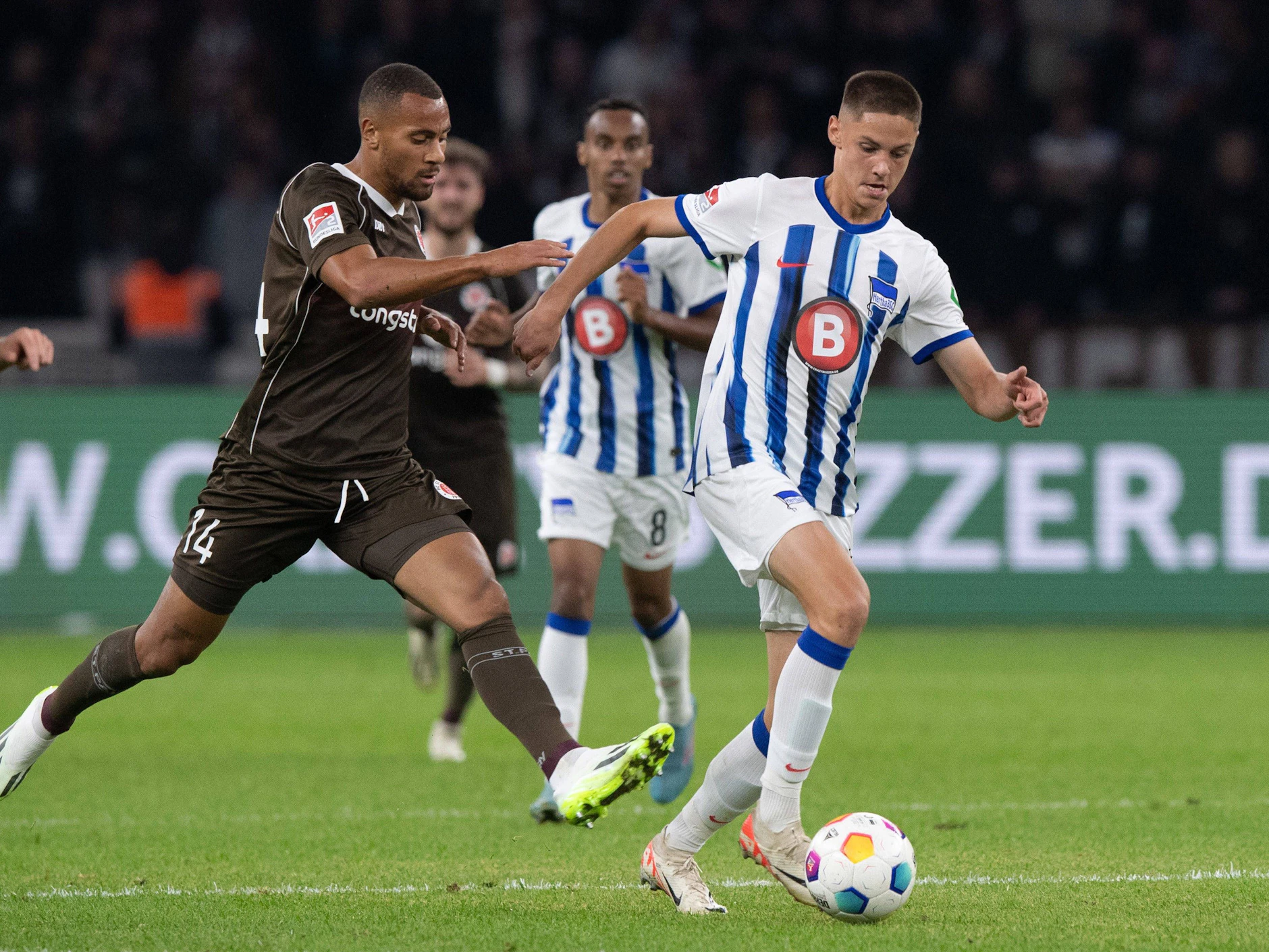 In der Saison 2023/24 spielte Bence Dardai bei den Profis von Hertha BSC. Hier im Duell mit St. Paulis Etienne Amenyido.