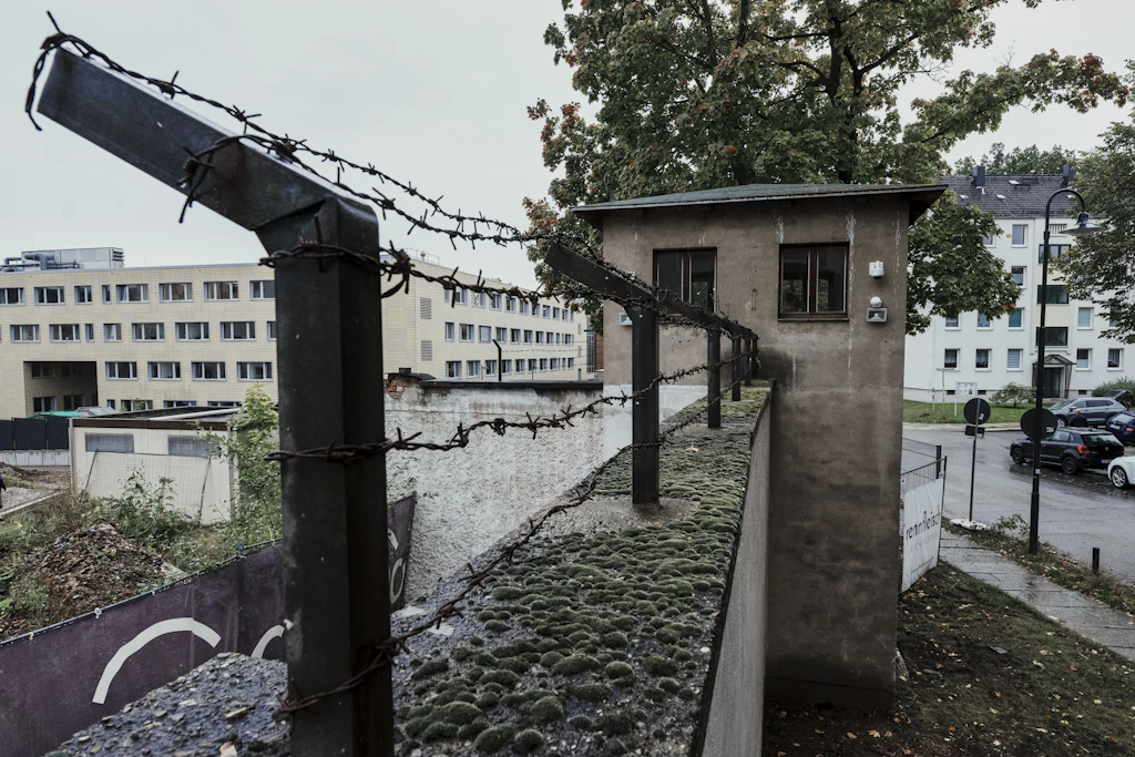 Original erhalten: der Stacheldraht des Chemnitzer Stasi-Gefängnisses, das heute als Gedenkstätte dient