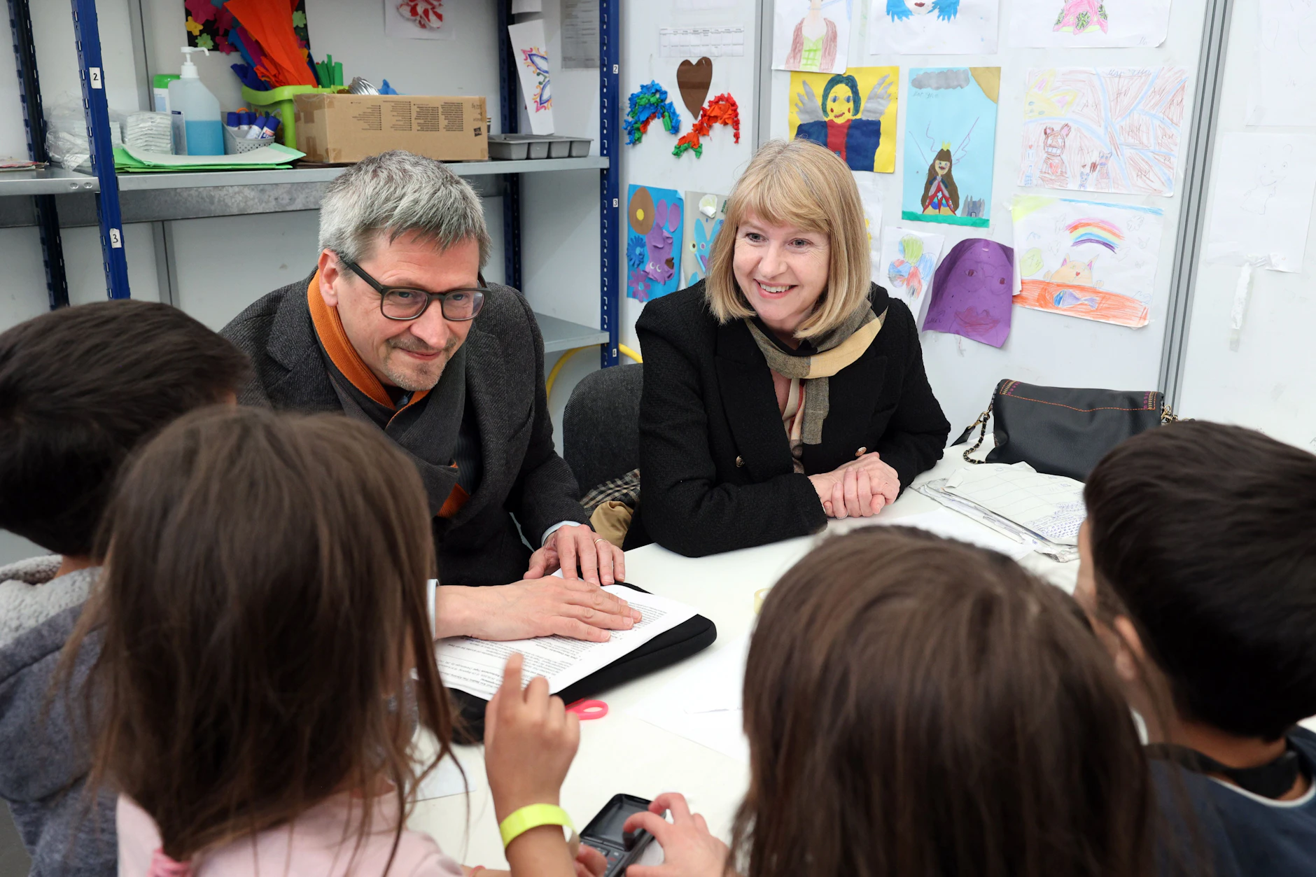 Sebastian Sedlmayr von Unicef sieht viele Versäumnisse in der Vergangenheit. Dadurch rutscht Deutschland beim Kindeswohl und in der Bildung immer weiter zurück.