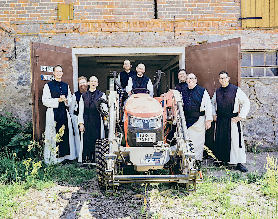 Ein ostdeutscher Mönch berichtet über sein Leben im Kloster Neuzelle: Das Kloster Neuzelle ist ein ehemaliges Zisterzienserkloster im Landkreis Oder-Spree im Osten Brandenburgs. Die dortigen Mönche sind teilweise erst Anfang zwanzig.