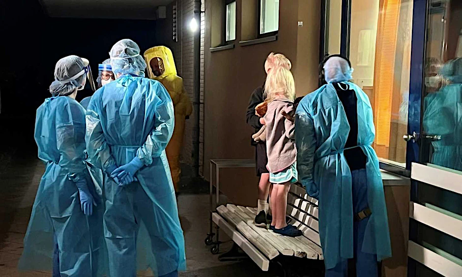 Nach der Ankunft in der Sonderisolierstation der Charité wollen die Kinder des Ebola-Patienten ihren Vater sehen.