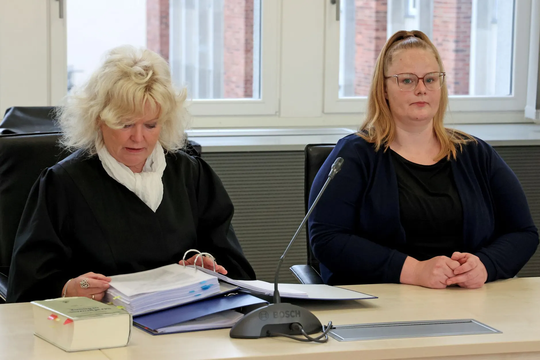 Fabians Mutter Dorina L. ist jeden Tag vor Gericht beim Prozess dabei. Am Donnerstag fehlte sie allerdings, weil in dem Verfahren um den Mord an ihrem Sohn Fabian furchtbare Bilder gezeigt wurden.