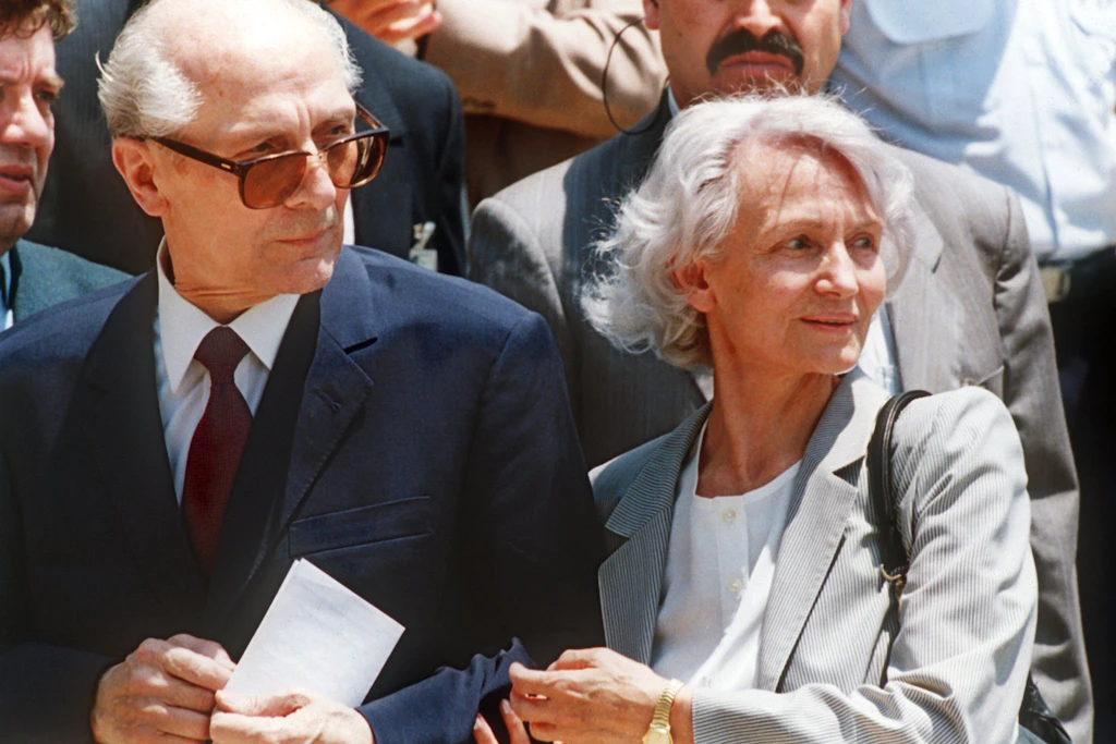 Erich Honecker und seine Frau Margot in Chile: Das Foto entstand 1993 auf dem Flughafen Santiago de Chile.