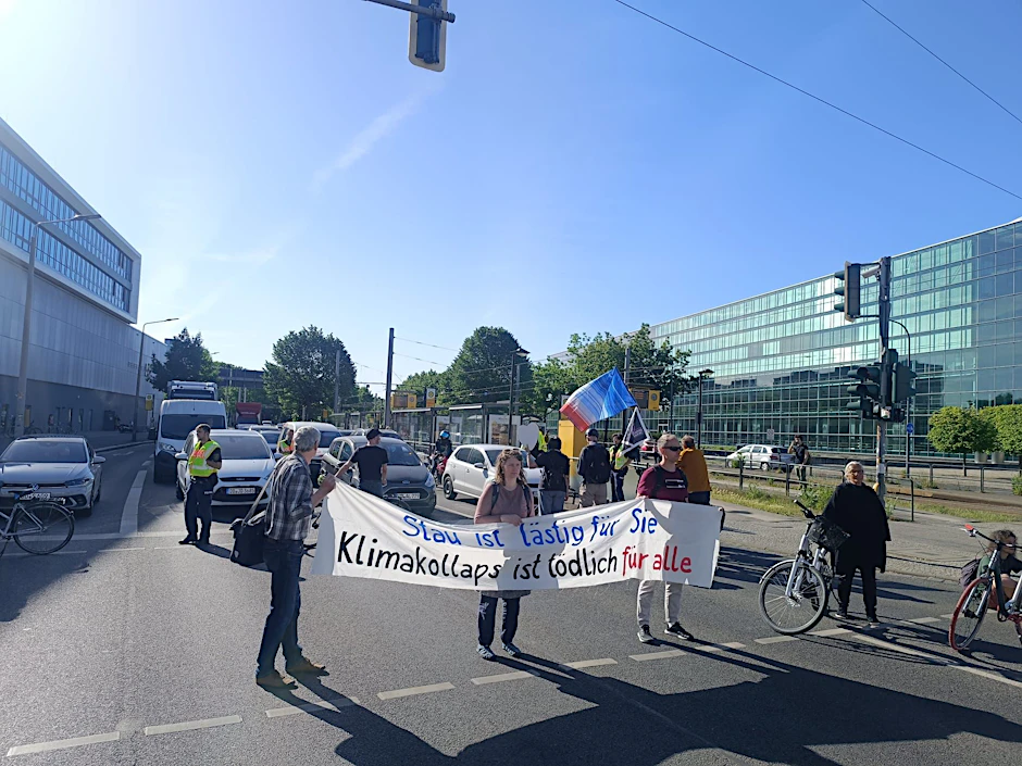 Am Straßburger Platz in Dresden blockierten die Klimaaktivisten am Donnerstagmorgen zeitweise die Zufahrten. 