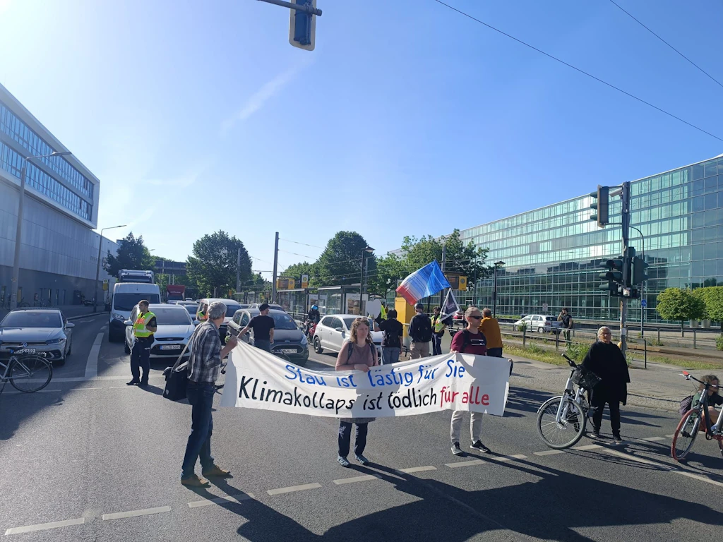 Am Straßburger Platz in Dresden blockierten die Klimaaktivisten am Donnerstagmorgen zeitweise die Zufahrten. 