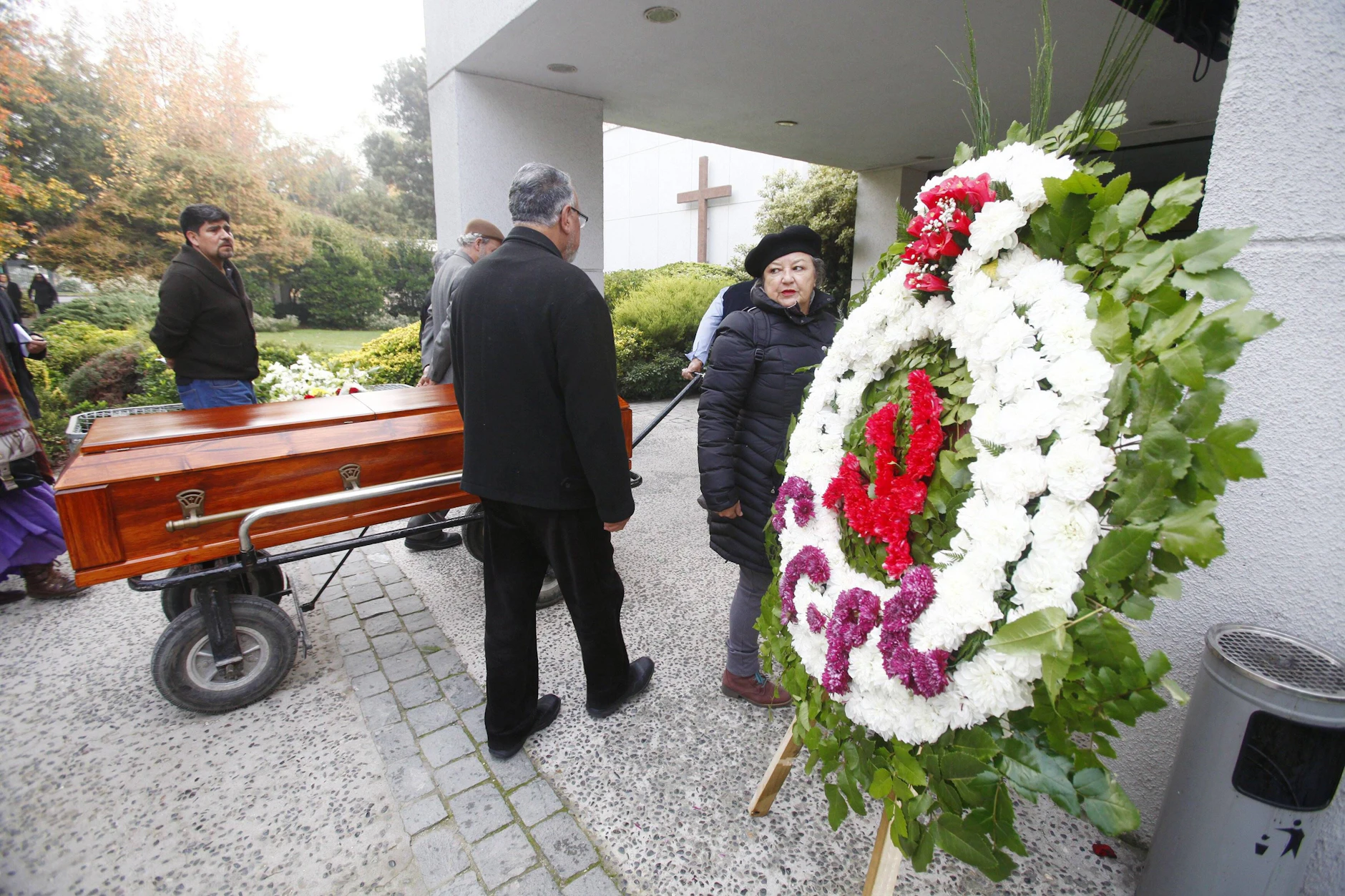 Mai 2016: Der Sarg mit Margot Honecker auf einem Friedhof in Chile. Die Feier ist echt, eine Beisetzung gibt es aber nicht.