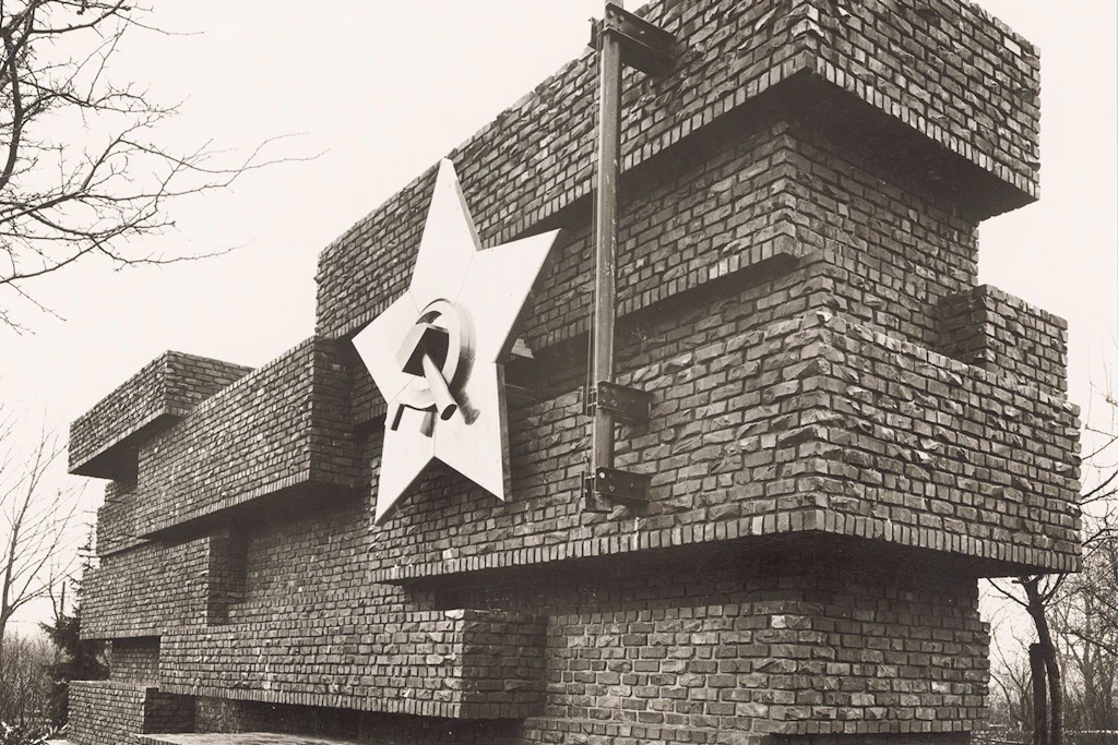 Deutlicher Bruch mit herkömmlicher Denkmalarchitektur: das Revolutionsdenkmal auf dem Zentralfriedhof Berlin-Friedrichsfelde von Ludwig Mies van der Rohe.