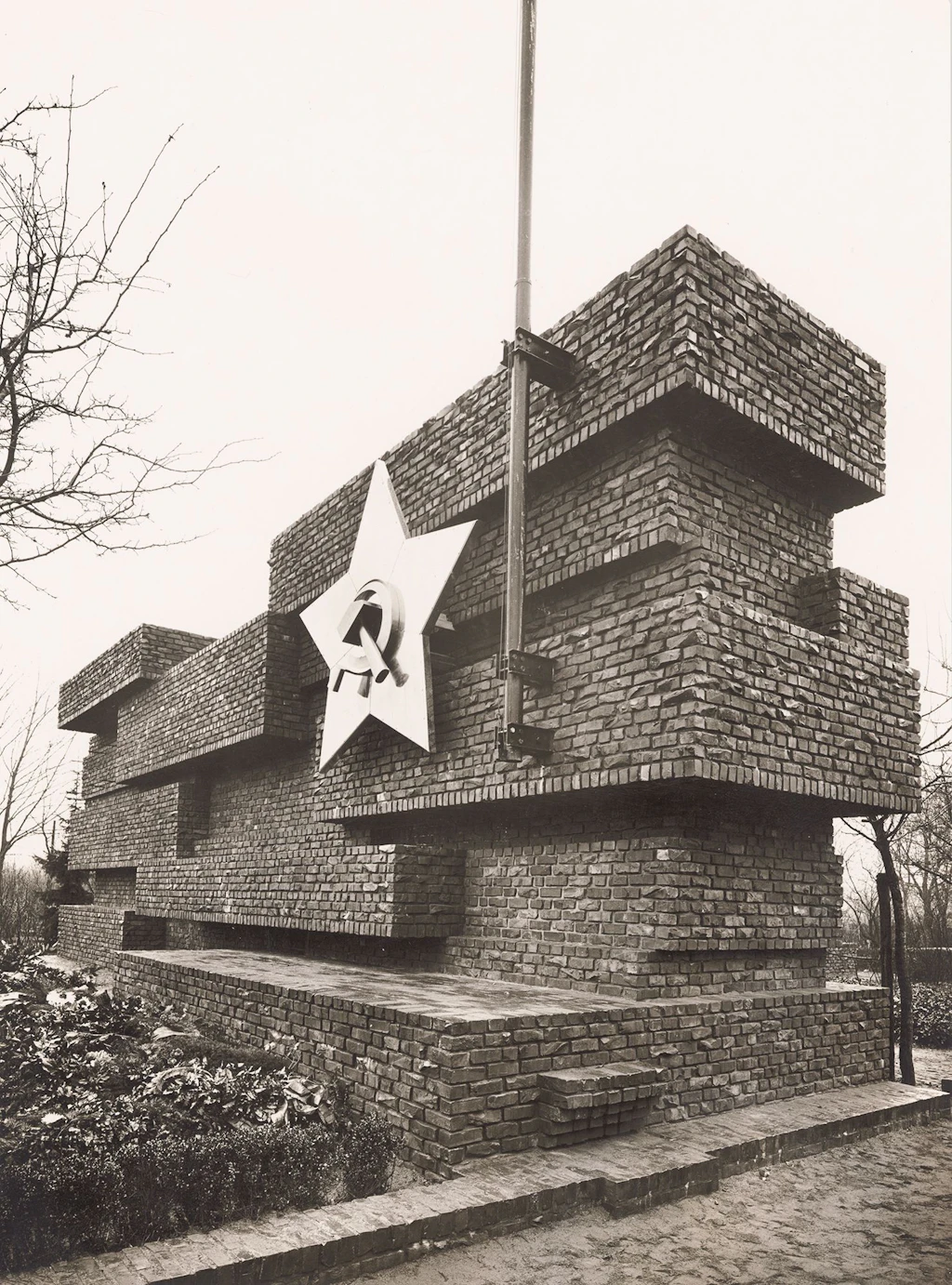 Als Mies van der Rohe für Rosa Luxemburg und Karl Liebknecht ein Denkmal schuf