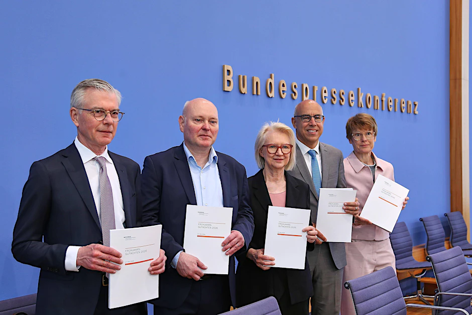 Die Wirtschaftsweisen (v.l.n.r.): Martin Werding, Achim Truger, Monika Schnitzer, Gabriel Felbermayr, Veronika Grimm: Vier von fünf geben dem Kanzler mit dem Frühjahrsgutachten Schützenhilfe.