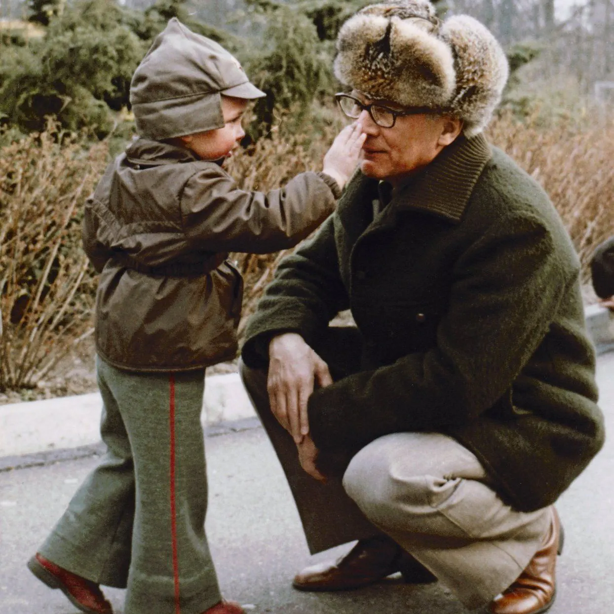 Roberto als kleiner Junge beim Spielen mit seinem Opa Erich Honecker in der Politbüro Siedlung in Wandlitz.