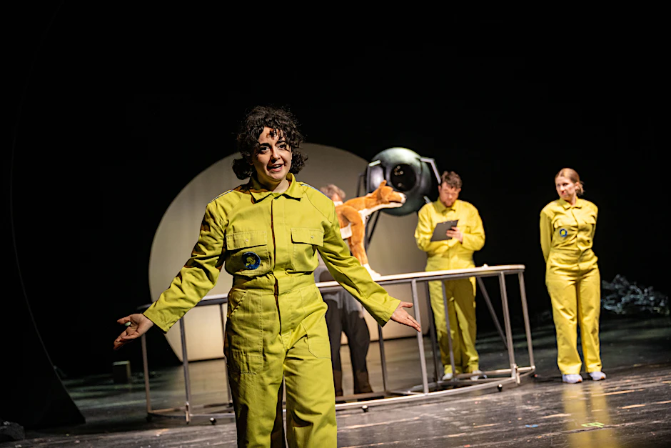 Ein Zusammenspiel aus Schauspiel, Puppenspiel und Philharmonie lässt in der Regie von Annemiek van Elst die Geschichte von „Laika“ zwischen Erde und All auf der Bühne lebendig werden.