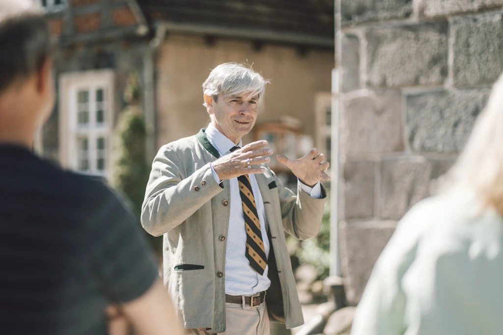 Der heutige Burgherr Christian Schierning von Plessen bei der Führung durch die Burg Trechow.