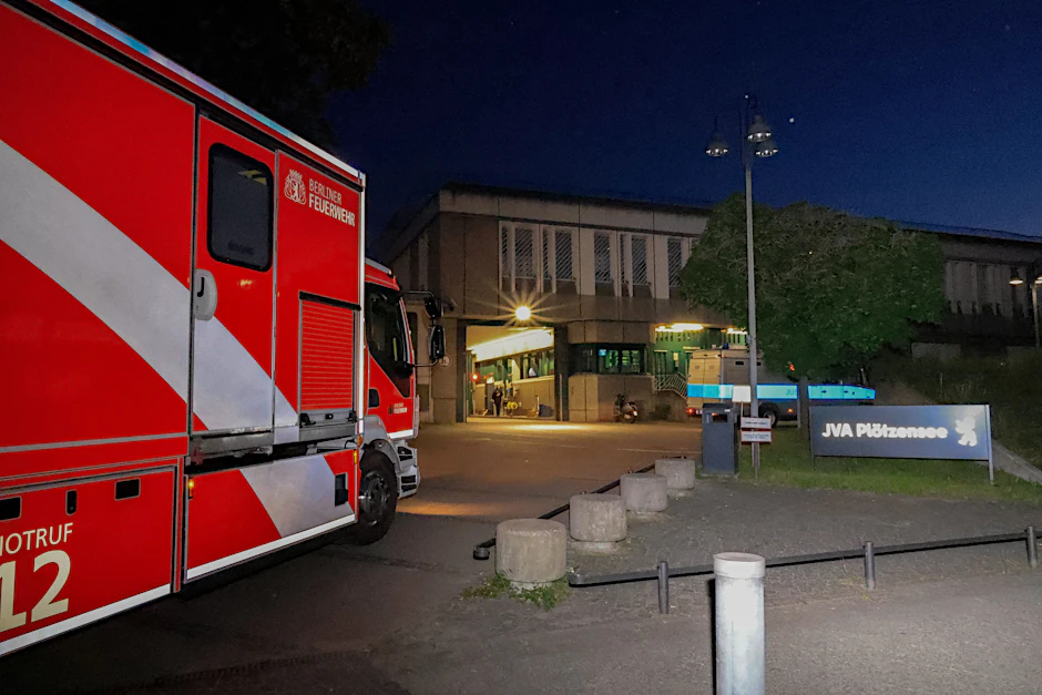 Kurz nach 21 Uhr wurde die Feuerwehr Berlin zu einem Brand in einer Zelle in der JVA Plötzensee alarmiert. Für einen Häftling kam die Hilfe zu spät.