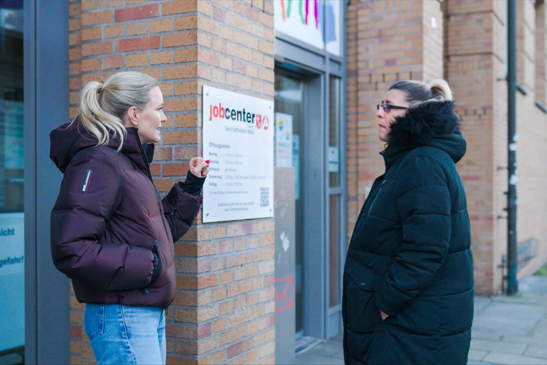 Sarah Tacke spricht in ihrer Doku mit Jobcenter-Mitarbeitern.