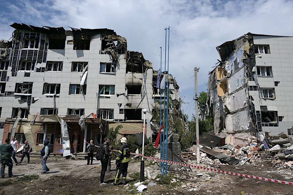 Nach einem ukrainischen Drohnenangriff auf ein Wohnheim einer Berufsschule im russisch besetzten Gebiet Luhansk sind 21 Menschen getötet worden.
