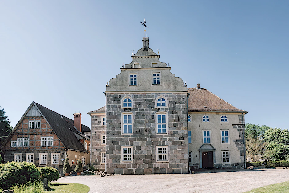 Die Fassade von Burg Trechow in Kurzen Trechow ist renaissancetypisch aus Granitquadern gebaut und hat einen Volutengiebel.