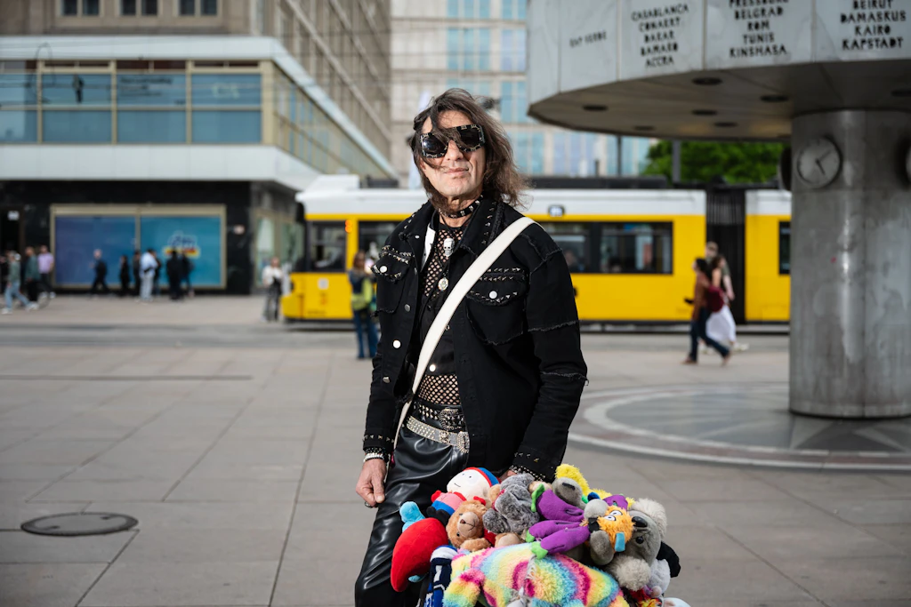 Mr. Berlin Party tritt regelmäßig auf dem Alexanderplatz auf.